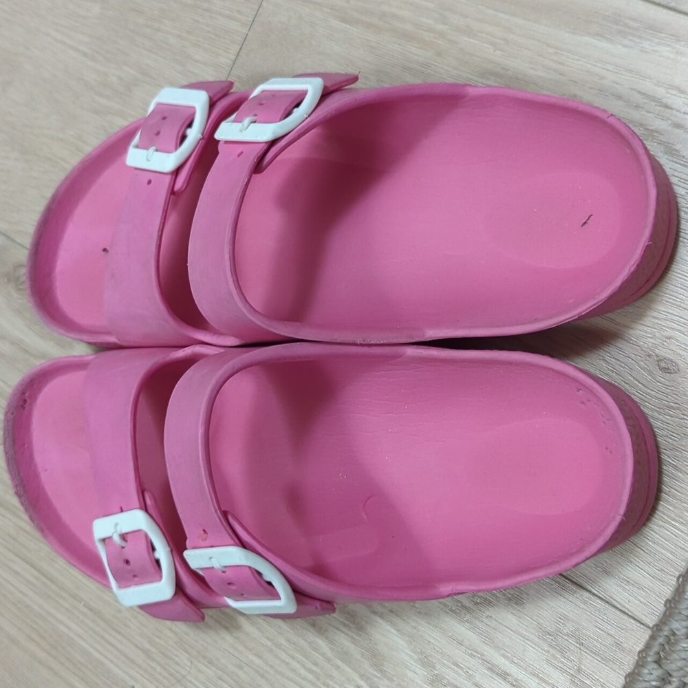 Too many sandles